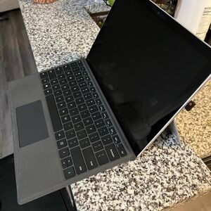Microsoft Surface Pro 7 - Silver 2 in 1 laptop and tablet/detachable keyboard